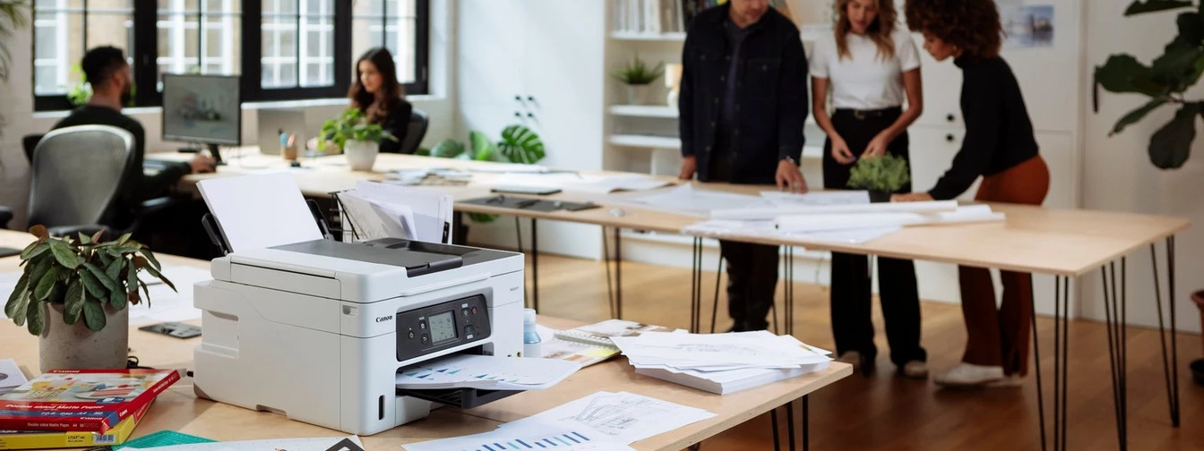 Kantooromgeving met vijf personen met op de voorgrond een Canon printer